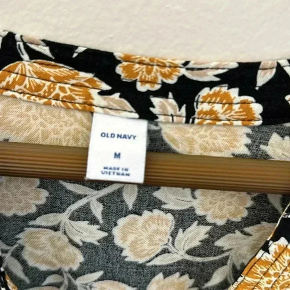 Old Navy Black Gold Long Sleeve V-Neck Bird Peasant Style Blouse Size Medium - Picture 2 of 7